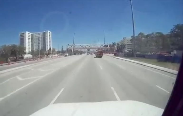 Dashcam video instorten voetgangersbrug Miami