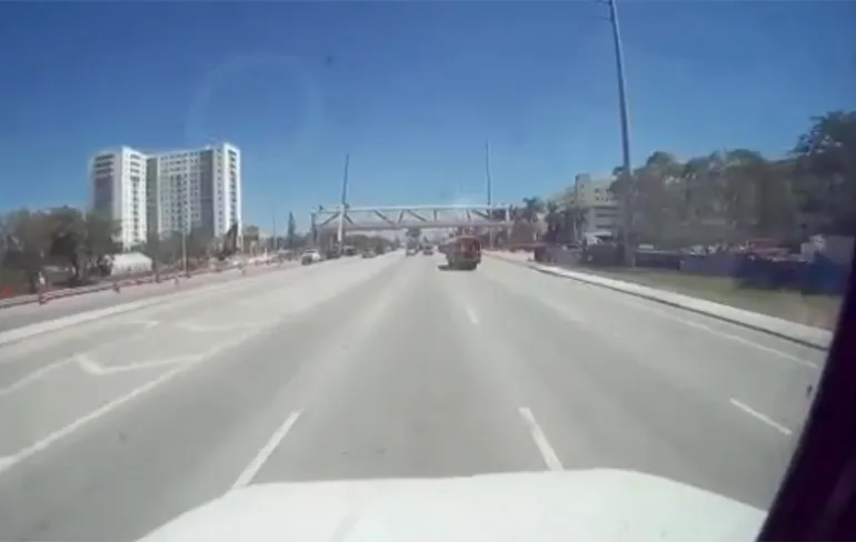 Dashcam video instorten voetgangersbrug Miami