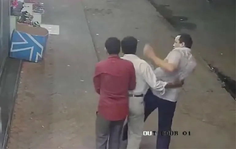 Dat is best een interessante manier om iemand zijn zakken te rollen!