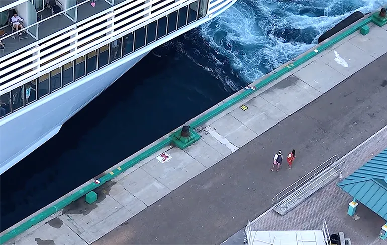 Dat is keiharde pech, cruiseschip vaart voor neus van koppel weg