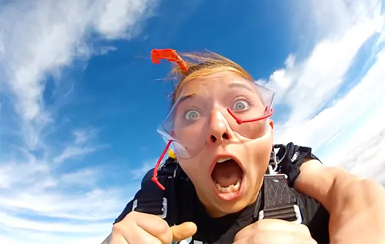 Dat is pech, is ineens je kunstgebit tijdens parachutespringen weg!