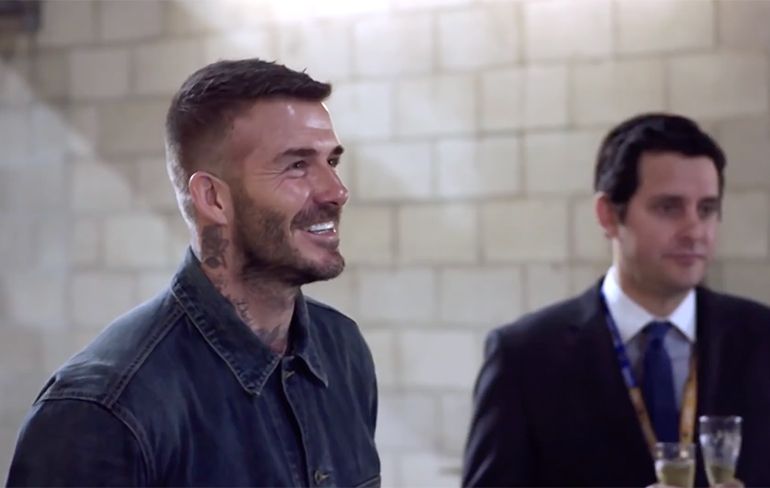 David Beckham gigantisch in de zeik genomen met spuuglelijk standbeeld