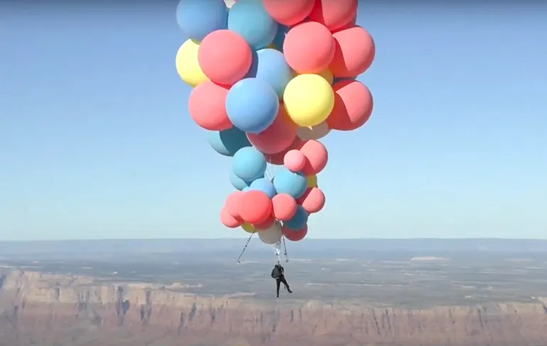 David Blaine vloog hangend aan 52 ballonnen over de woestijn van Arizona