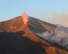 DC-10 blusvliegtuig dropt schuim boven Silverado Canyon