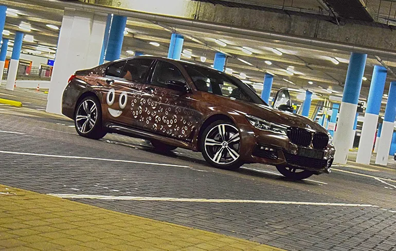 De BMW 740E iPerformance van Mr. Polska is letterlijk een schijtwagen!