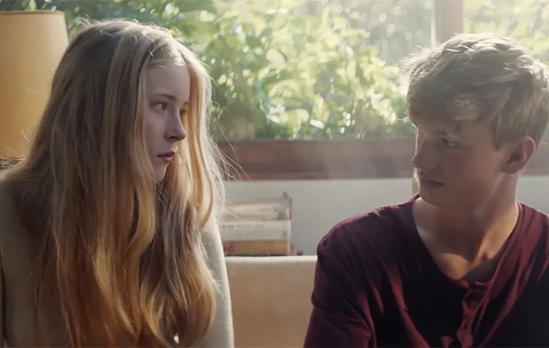 De Bose vader grijpt in Commercial onder handen genomen