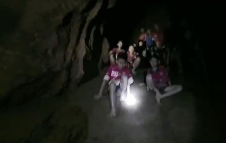 De eerste beelden van de kinderen die 9 dagen vermist waren in Thaise grot