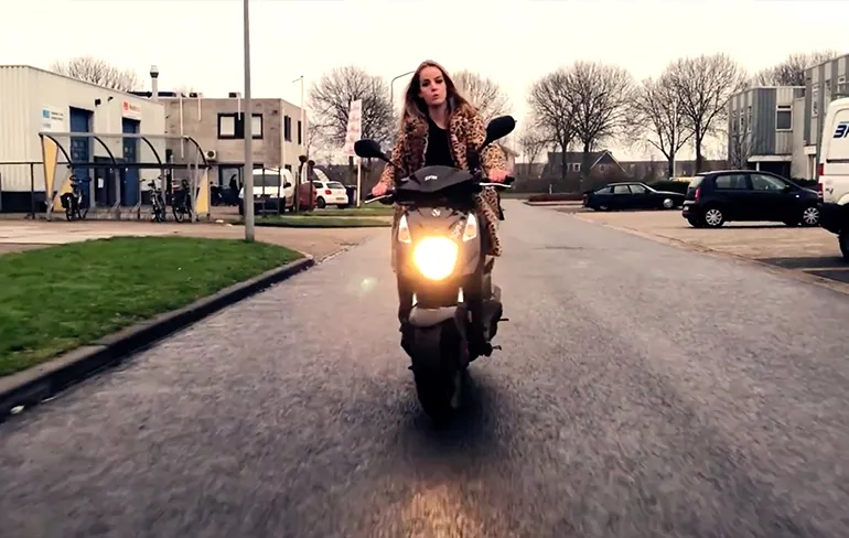 De Leeuw ft. Anneloesoe - Vroem