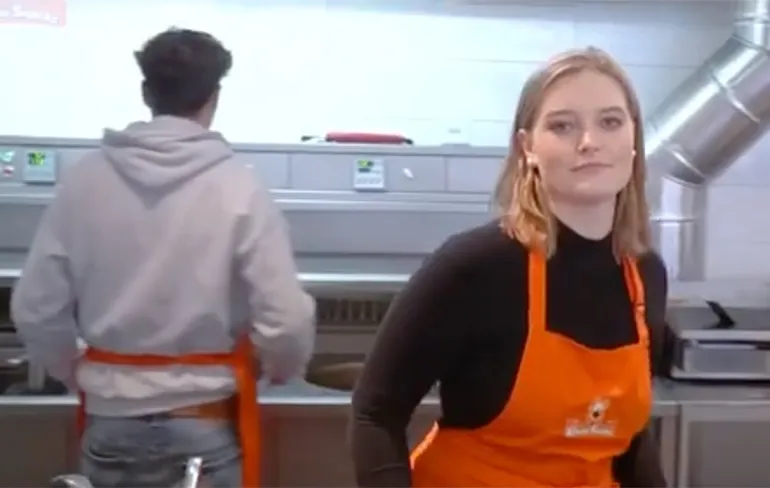 De Leeuw Snacks maakt eigen versie van carnavalsnummer Frikandel Speciaal