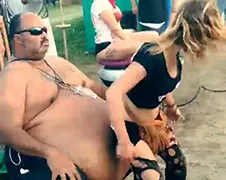 De meest bizarre lap dance die je vandaag ziet!