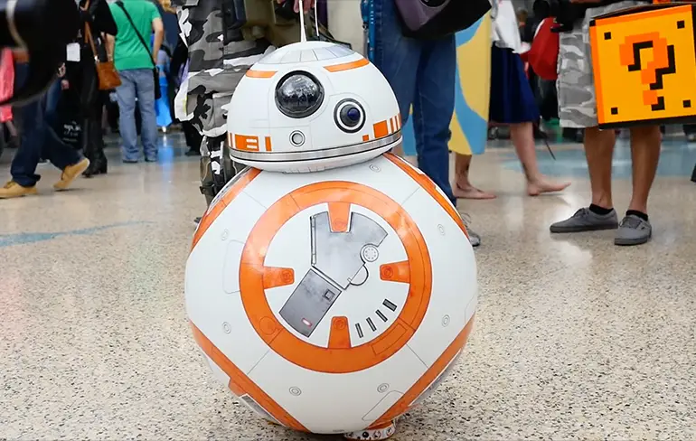 De schattigste Star Wars BB-8 Cosplay ooit!