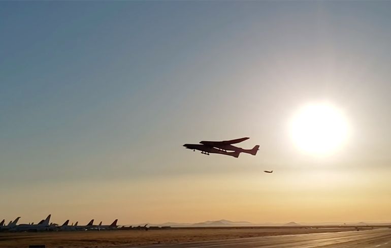 De Stratolaunch, grootste vliegtuig ter wereld, maakt eerste vlucht