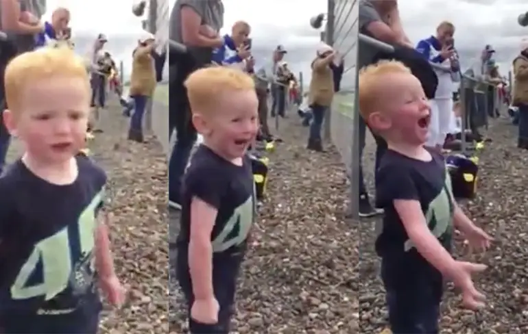 De twee jaar oude Logan vond zijn eerste motorrace heel erg gaaf!