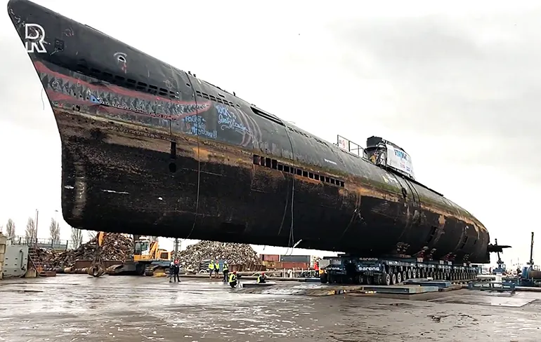 De verlaten Russische duikboot uit Amsterdam wordt gesloopt in Vlaardingen
