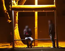 Deel 2 Brazilianen doen afknallen bij bushokje grap