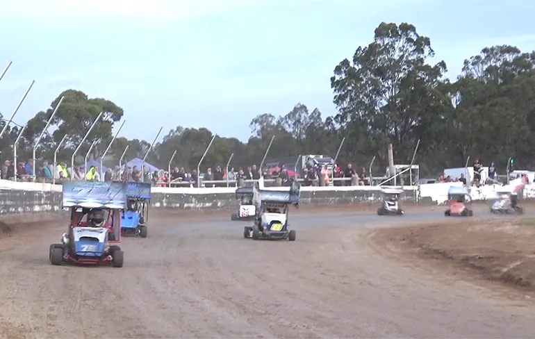 Deelnemer aan Outlaw Kart race gaat een aantal keren over de kop