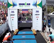 Deelnemer Braziliaanse Ironman Competitie juicht bijna te vroeg