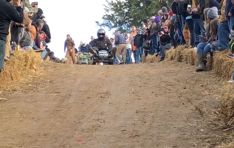 Deelnemers Downhill Power Wheels Derby krijgen een modderbad