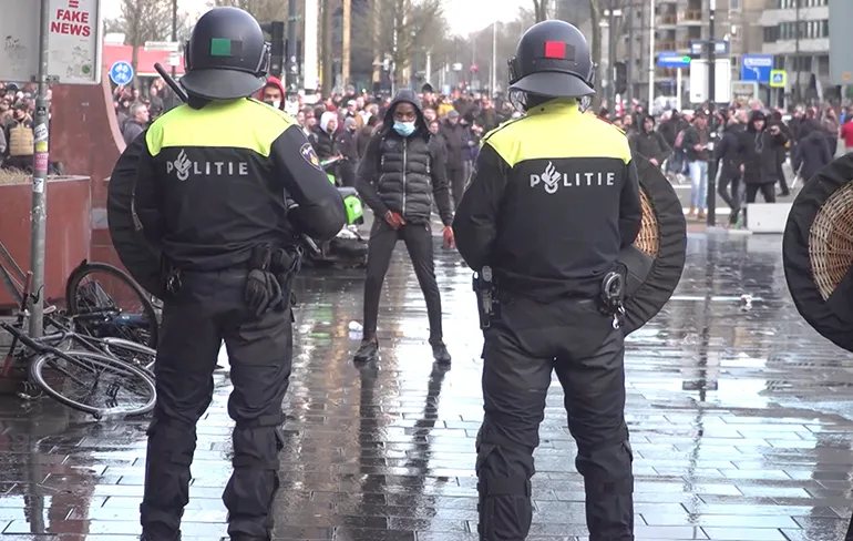 Demonstranten in Eindhoven vechten tegen de politie van dichtbij bekeken