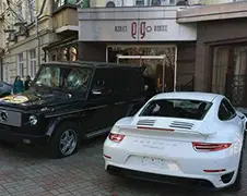 Demonstranten Oekraïne nemen Porsche 911 Turbo onder handen