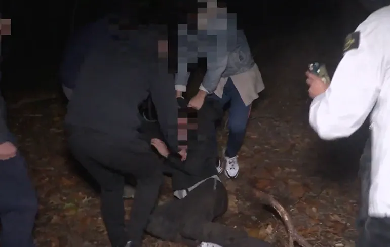 Dennis Schouten op pad met pedojagers die heft in eigen hand nemen