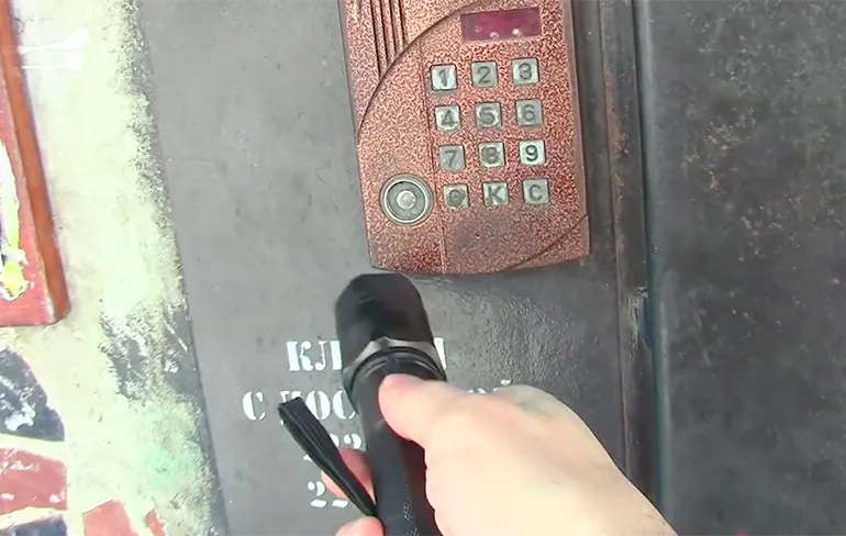 Deuren openen in Rusland is met taser echt kinderspel!