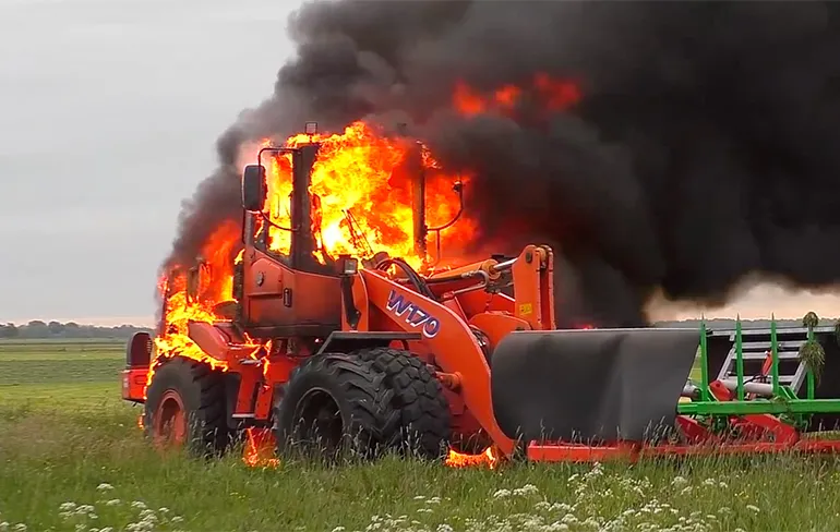 Dicht bij brandende shovel gaan staan is geen goed idee