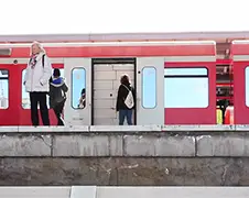 Dichtgemetselde muur in Duitse metro is kunstproject...