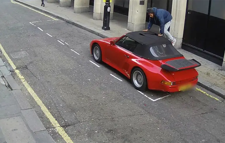 Dief snijdt dak Porsche convertible open en gaat naar binnen...