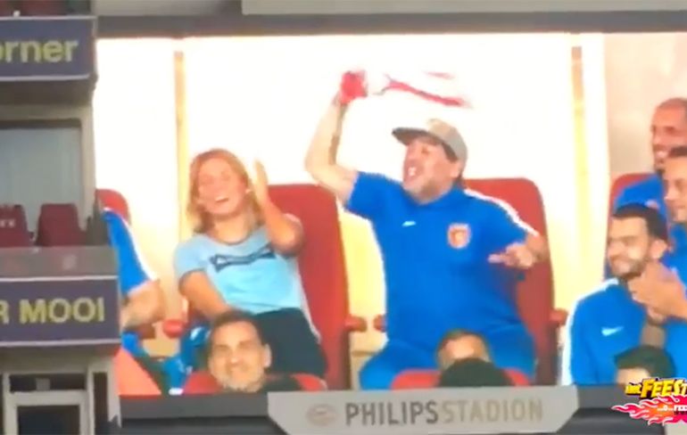 Diego Maradona op bezoek bij PSV: Shirt uit en zwaaien