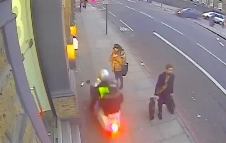 Dieven in Londen stelen twee mobieltjes in een poging