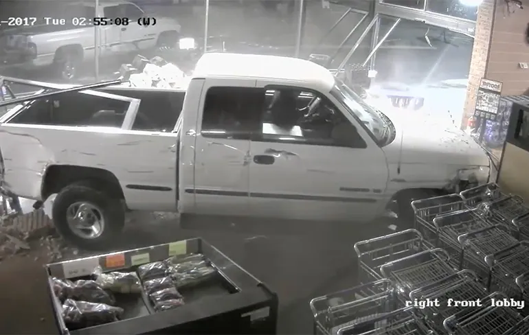 Dieven rijden winkel binnen om pinautomaat en sigaretten te stelen