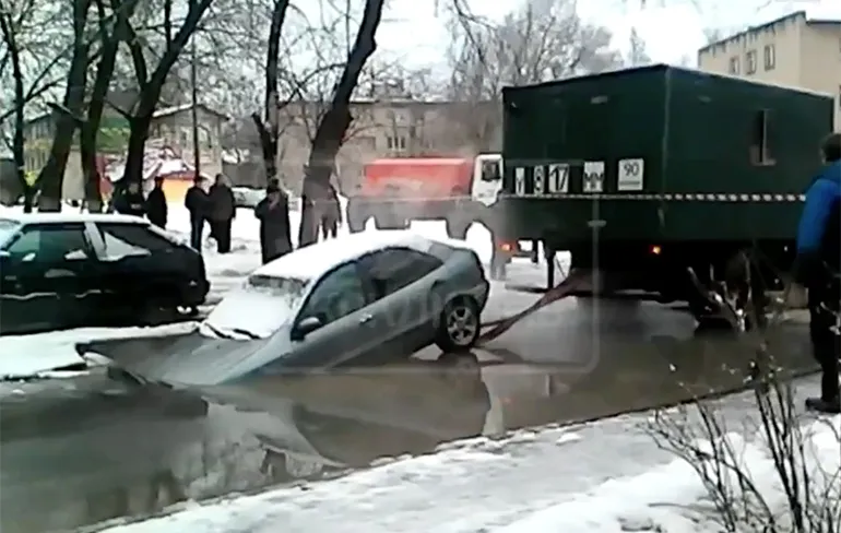Dimitri uit Zjoekovski liet zijn auto uit sinkhole slepen...