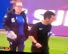 Dit kan alleen bij vrouwenvoetbal gebeuren!