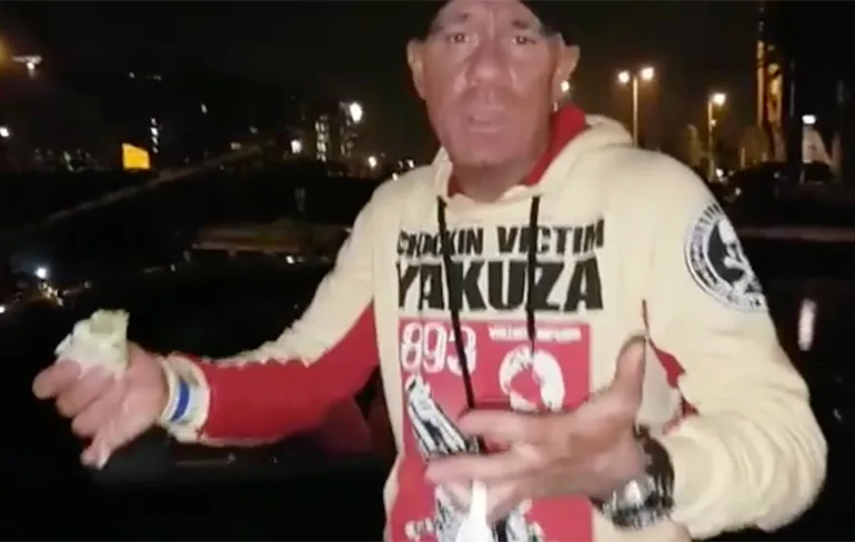 DJ Jean woedend na autokraak: "Kutjunks! Tyfushonden!"