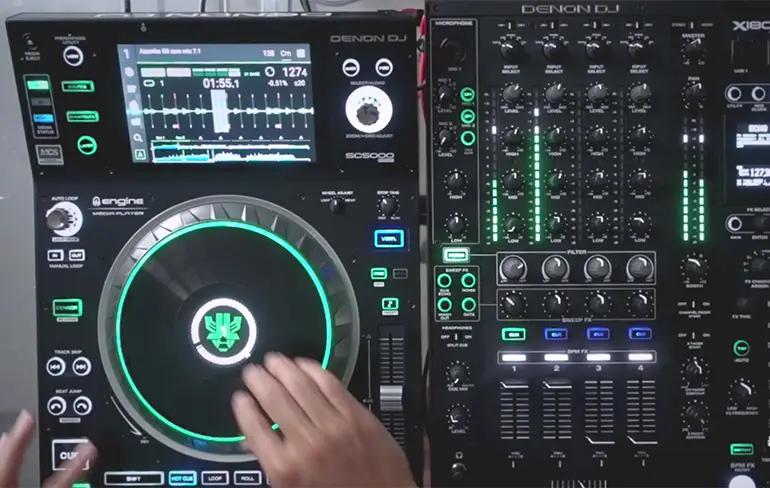 DJ Laidback Luke doet DJ setje op één deck