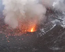 DJI-Phantom Drone vliegt over actieve vulkaan