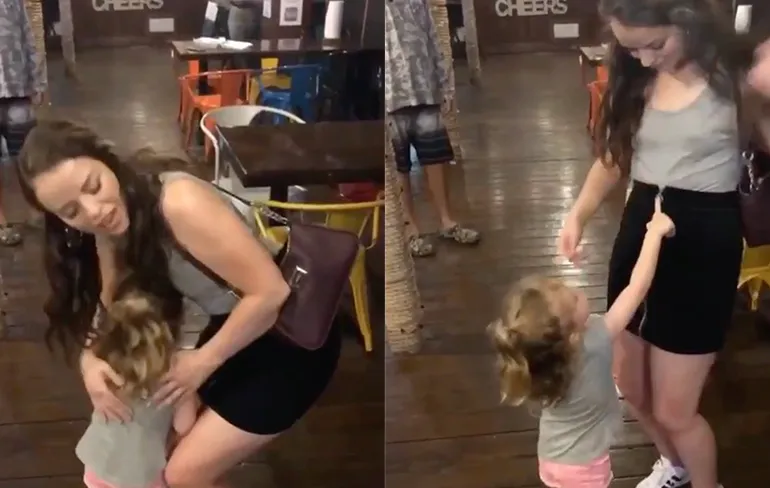 Dochter laat zien dat mama een makkelijk rokje aan heeft