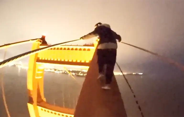 Doe eens gek en ga aan de Golden Gate Bridge hangen!