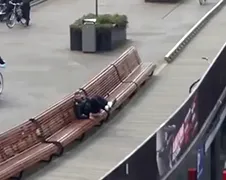 Doe eens gek in Den Haag, stop een dildo in je reet!