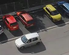 Dom blondje heeft ruzie met parkeerplaats