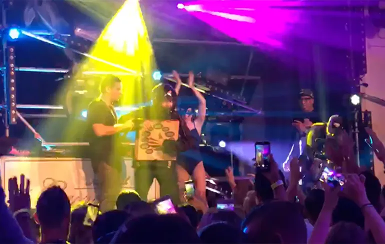 Pizzabezorger doet stage dive tijdens Darkraver en Outsiders in Naaldwijk