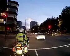 Domme vrouw pakt even rood stoplichtje mee!