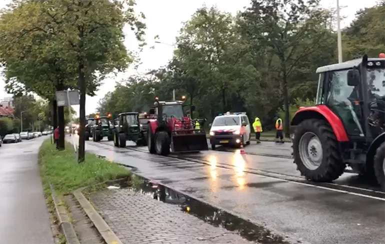 Donders mooi: Boer helpt politie met opruimen