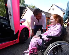 Doodzieke Emilia maakt ritje in roze Lamborghini