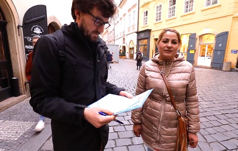 Doofstomme vrouw in Praag ontmaskerd als oplichtster