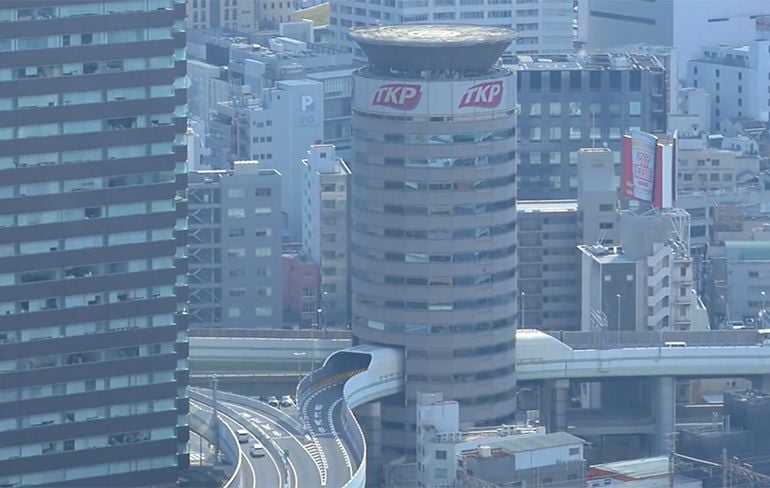 Door Gate Tower Building in Osaka in Japan loopt een snelweg