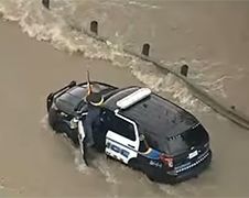 Door overstroming getroffen agent krijgt liftje helikopter