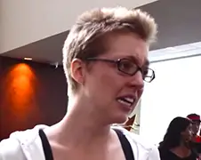 Doorgedraaide anti-vlees gekkie voert protest in restaurant