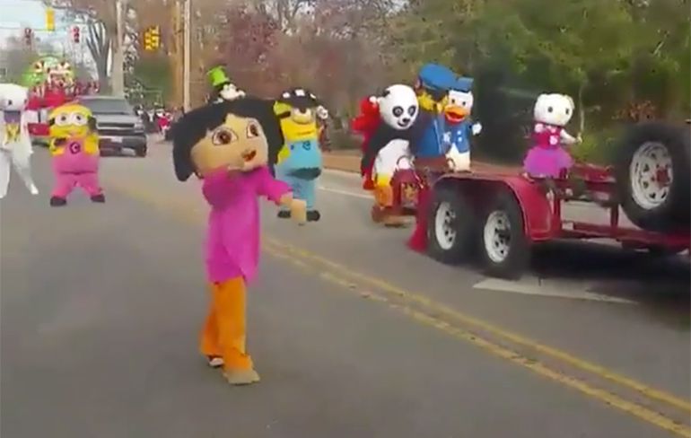 Dora, Panda en een Minion gaan los op een parade in de ghetto